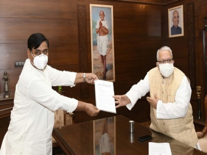 Rajasthan Congress sumbits memorandum to Governor, seeks universal free vaccination | Rajasthan Congress sumbits memorandum to Governor, seeks universal free vaccination