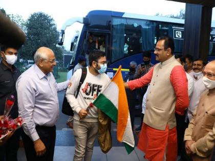 Over 100 students return from Ukraine, Gujarat CM Patel greets them | Over 100 students return from Ukraine, Gujarat CM Patel greets them
