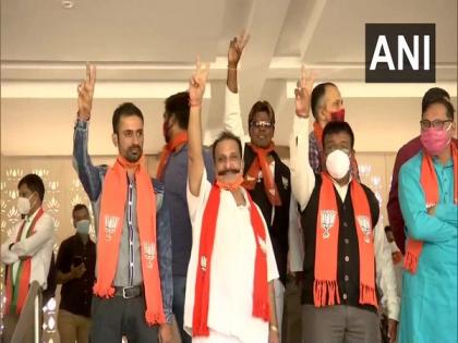 Gujarat by-polls: BJP leaders show victory sign as party leads on all eight assembly seats | Gujarat by-polls: BJP leaders show victory sign as party leads on all eight assembly seats