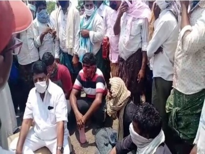Farmers stage protest in Andhra's Guntur | Farmers stage protest in Andhra's Guntur