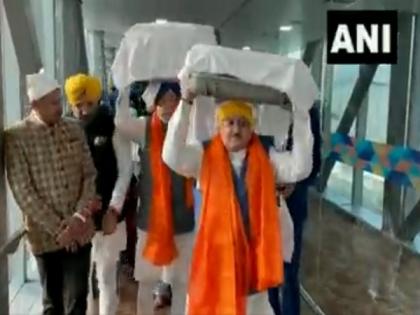 Hardeep Puri, BJP Chief Nadda carry Guru Granth Sahib brought from Afghanistan | Hardeep Puri, BJP Chief Nadda carry Guru Granth Sahib brought from Afghanistan