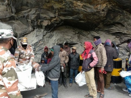 ITBP distributes ration to stranded migrant labourers in Himachal's Kinnaur | ITBP distributes ration to stranded migrant labourers in Himachal's Kinnaur