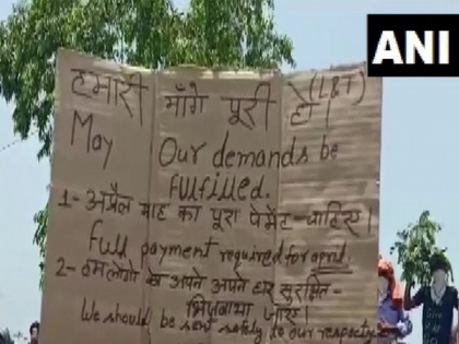 Migrant labourers in Vizag protest demanding payment of salary for April before sending them to their native states | Migrant labourers in Vizag protest demanding payment of salary for April before sending them to their native states