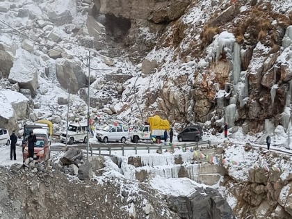National Highway-5 from Kinnaur to Kaza blocked due to heavy snowfall | National Highway-5 from Kinnaur to Kaza blocked due to heavy snowfall