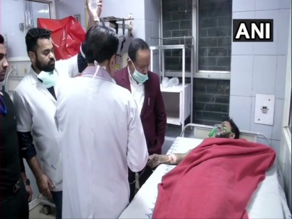 Harsh Vardhan meets Delhi fire victims at LNJP Hospital | Harsh Vardhan meets Delhi fire victims at LNJP Hospital