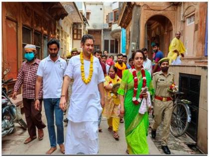 MP Hema Malini visits the Radha Raman Temple in Mathura on the eve of Sharad Purnima accompanied by Acharya Pundrik Goswami | MP Hema Malini visits the Radha Raman Temple in Mathura on the eve of Sharad Purnima accompanied by Acharya Pundrik Goswami