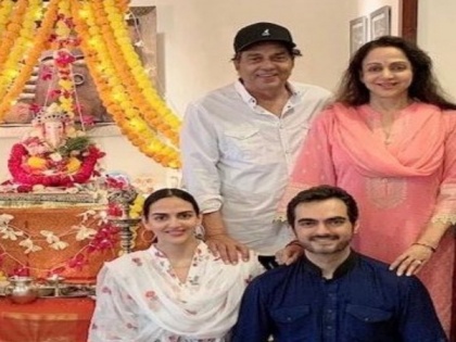 Ganpati Visarjan: Hema Malini and family bid adieu to Bappa | Ganpati Visarjan: Hema Malini and family bid adieu to Bappa