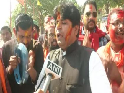 Varanasi locals sing Holi song to spread awareness about coronavirus | Varanasi locals sing Holi song to spread awareness about coronavirus