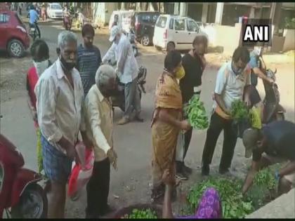 People seen flouting social distancing norms while purchasing vegetables in Hubli | People seen flouting social distancing norms while purchasing vegetables in Hubli