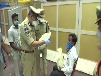 Hyderabad Police distributes food packets to migrant labourers | Hyderabad Police distributes food packets to migrant labourers
