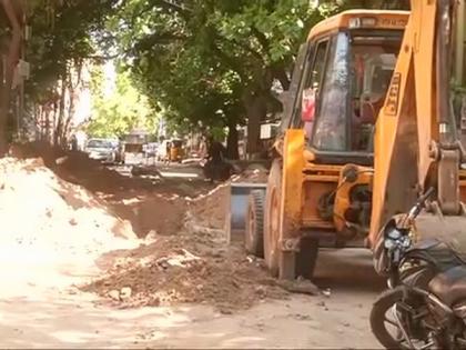 Bengaluru civic body fills potholes on roads | Bengaluru civic body fills potholes on roads