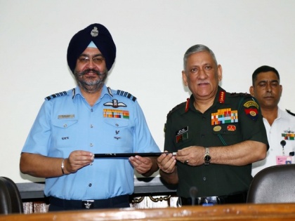 IAF Chief hands over baton of Chairman of COSC to General Bipin Rawat | IAF Chief hands over baton of Chairman of COSC to General Bipin Rawat