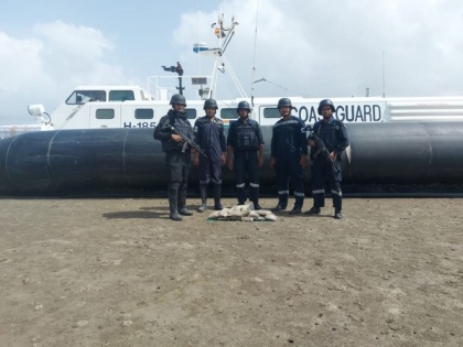 Coast Guard seizes charas worth Rs 32 Lakh near Gujarat's Jhakau harbour | Coast Guard seizes charas worth Rs 32 Lakh near Gujarat's Jhakau harbour
