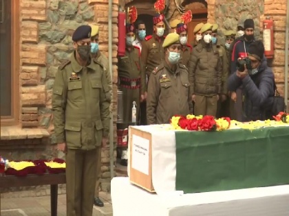 IGP Kashmir pays tributes to policeman killed in Srinagar terrorist attack | IGP Kashmir pays tributes to policeman killed in Srinagar terrorist attack