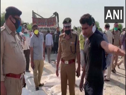 IG Kanpur inspects Auraiya accident site to submit report to CM | IG Kanpur inspects Auraiya accident site to submit report to CM