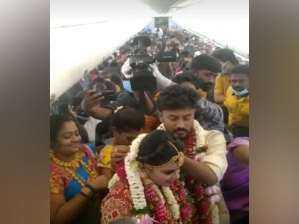 Tamil Nadu couple gets hitched on rented flight, big fat mid-air wedding flouts Covid-19 rules | Tamil Nadu couple gets hitched on rented flight, big fat mid-air wedding flouts Covid-19 rules