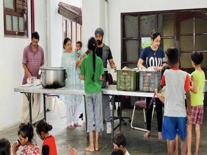 Jalandhar-based Samaritan Duo's Langar Sewa offers food & hope to underprivileged kids during third wave | Jalandhar-based Samaritan Duo's Langar Sewa offers food & hope to underprivileged kids during third wave