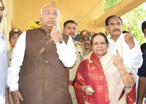 Congress chief Kharge casts his vote in Karnataka's Kalaburagi | Congress chief Kharge casts his vote in Karnataka's Kalaburagi