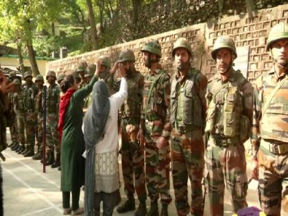 Women celebrate 'Bhai Dooj' with Indian army soldiers in J-K's Poonch | Women celebrate 'Bhai Dooj' with Indian army soldiers in J-K's Poonch