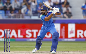 Champions Trophy: Shastri presents 'Fielder of the match' medal to Iyer in SF win over Aus | Champions Trophy: Shastri presents 'Fielder of the match' medal to Iyer in SF win over Aus