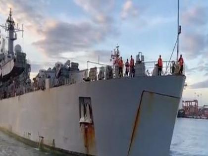 INS Airavat reaches Tuticorin with 198 stranded Indians from Maldives | INS Airavat reaches Tuticorin with 198 stranded Indians from Maldives