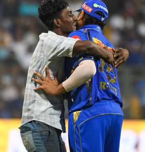 IPL 2024: Hardik Pandya booed again after dropping a difficult catch; pitch invader hugs rohit | IPL 2024: Hardik Pandya booed again after dropping a difficult catch; pitch invader hugs rohit IPL 2024: Hardik Pandya booed again after dropping a difficult catch; pitch invader hugs rohit | IPL 2024: Hardik Pandya booed again after dropping a difficult catch; pitch invader hugs rohit
