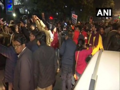 Protest continues at Delhi Police Headquarters over Jamia firing incident | Protest continues at Delhi Police Headquarters over Jamia firing incident