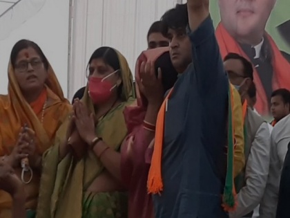 BJP minister Imarti Devi breaks down before party leader Jyotiradtiya Scindia at public rally | BJP minister Imarti Devi breaks down before party leader Jyotiradtiya Scindia at public rally