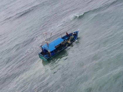 Naval helicopter rescues fishermen from damaged fishing boat near Rameshwaram | Naval helicopter rescues fishermen from damaged fishing boat near Rameshwaram