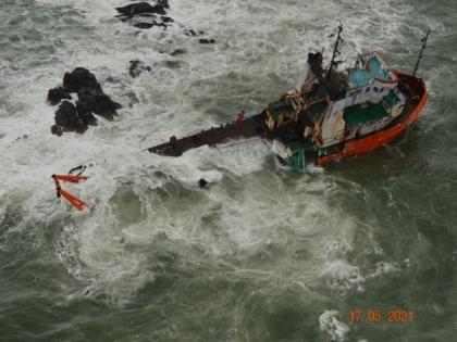 Two Barges with 410 personnel on board adrift off Mumbai Coast:Navy rescues 60 people, rescue operation on | Two Barges with 410 personnel on board adrift off Mumbai Coast:Navy rescues 60 people, rescue operation on
