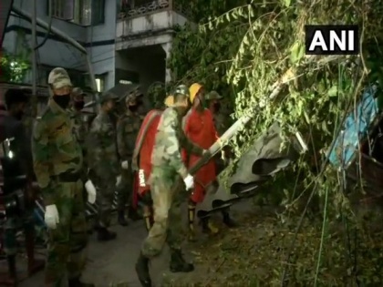 Indian Army undertakes restoration work in Kolkata after damage caused by cyclone Amphan | Indian Army undertakes restoration work in Kolkata after damage caused by cyclone Amphan