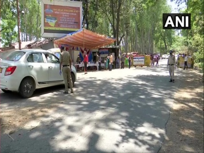 Security tightened at Uttarakhand inter-state borders, returnees undergoing health screening | Security tightened at Uttarakhand inter-state borders, returnees undergoing health screening