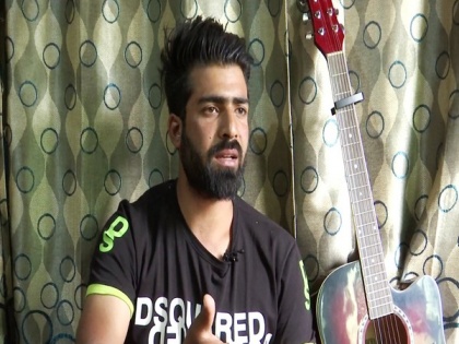 I want Kashmiri language to reach Bollywood, says singer Ishfaq Kawa | I want Kashmiri language to reach Bollywood, says singer Ishfaq Kawa