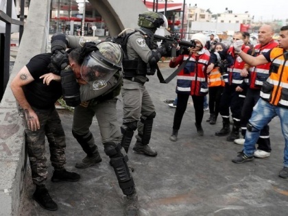 Far-right Israelis, Palestinians, police clash in Jerusalem | Far-right Israelis, Palestinians, police clash in Jerusalem