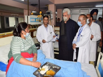 J-K LG meets survivors of Amarnath cloudburst incident in hospital | J-K LG meets survivors of Amarnath cloudburst incident in hospital
