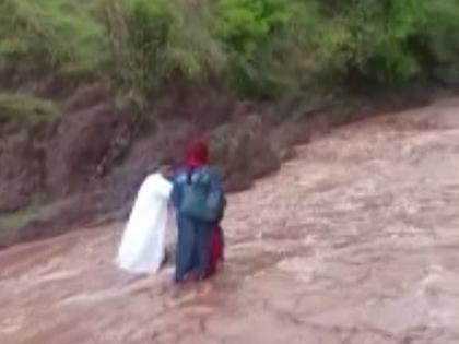 J-K health workers cross river to vaccinate people in remote areas | J-K health workers cross river to vaccinate people in remote areas