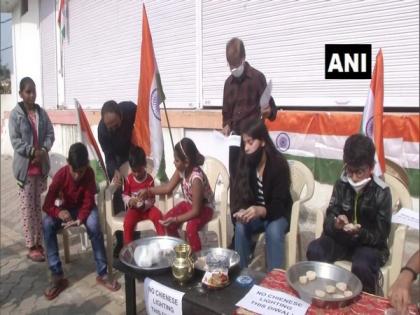 Children make earthen lamps in Jammu, boycott Chinese lights | Children make earthen lamps in Jammu, boycott Chinese lights