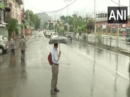 Rain lashes Srinagar, parts of Jammu and Kashmir | Rain lashes Srinagar, parts of Jammu and Kashmir