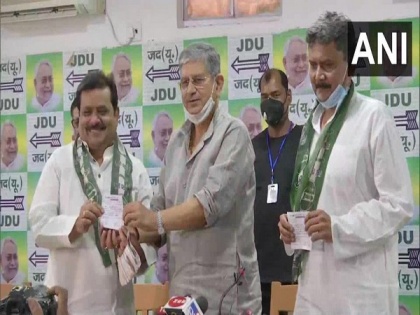 Bihar: Former DGP Sunil Kumar, RJD leader Harshvardhan Singh join JDU | Bihar: Former DGP Sunil Kumar, RJD leader Harshvardhan Singh join JDU