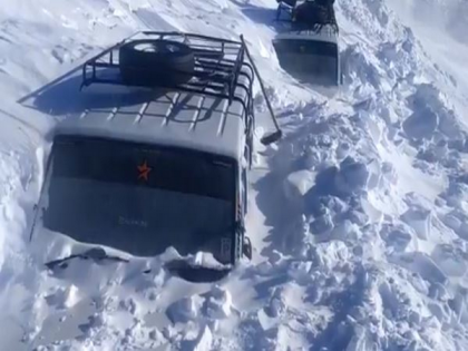 Vehicles trapped in snow rescued by Army in J-K | Vehicles trapped in snow rescued by Army in J-K Vehicles trapped in snow rescued by Army in J-K | Vehicles trapped in snow rescued by Army in J-K