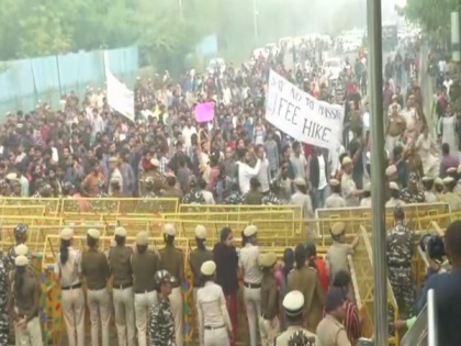 Delhi: JNUSU carries out protest march against fee hike | Delhi: JNUSU carries out protest march against fee hike