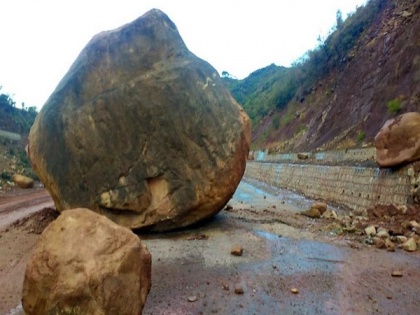 Jammu-Srinagar National Highway closed for vehicular movement due to landslides | Jammu-Srinagar National Highway closed for vehicular movement due to landslides