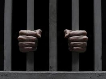 Maharashtra: Jailer, cop attacked by 2 inmates in Thane's Aadharwadi Jail | Maharashtra: Jailer, cop attacked by 2 inmates in Thane's Aadharwadi Jail
