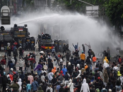 Indonesian Police, demonstrators clash on third day of protest over contentious omnibus bill | Indonesian Police, demonstrators clash on third day of protest over contentious omnibus bill