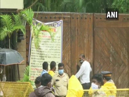 Amitabh Bachchan's four bungalows sealed, 30 staff members undergo COVID-19 test | Amitabh Bachchan's four bungalows sealed, 30 staff members undergo COVID-19 test