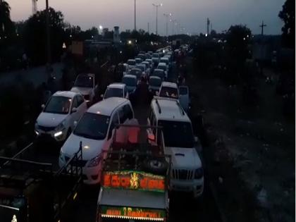 Massive Traffic jam amid lockdown in Andhra's Krishna | Massive Traffic jam amid lockdown in Andhra's Krishna