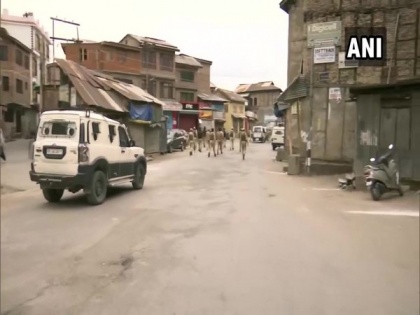 J-K: Terrorists hurl grenade at security forces in Nawa Bazaar area of old Srinagar | J-K: Terrorists hurl grenade at security forces in Nawa Bazaar area of old Srinagar
