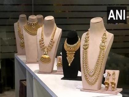 COVID-19: With gold artisans returning home, jewellery shop owners in Surat incurring losses | COVID-19: With gold artisans returning home, jewellery shop owners in Surat incurring losses