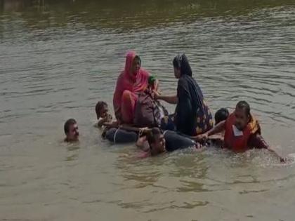 Bihar: Pregnant woman taken to hospital in makeshift boat amid floods in Darbhanga | Bihar: Pregnant woman taken to hospital in makeshift boat amid floods in Darbhanga