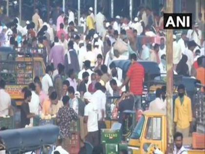Social distancing goes for a toss in Kalaburgi as heavy crowd gathers at vegetable market | Social distancing goes for a toss in Kalaburgi as heavy crowd gathers at vegetable market